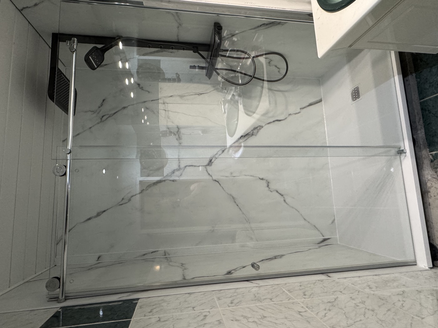 Deuxième salle de bain rénovée à Bordeaux — carrelage moderne posé par Peyo Renov'