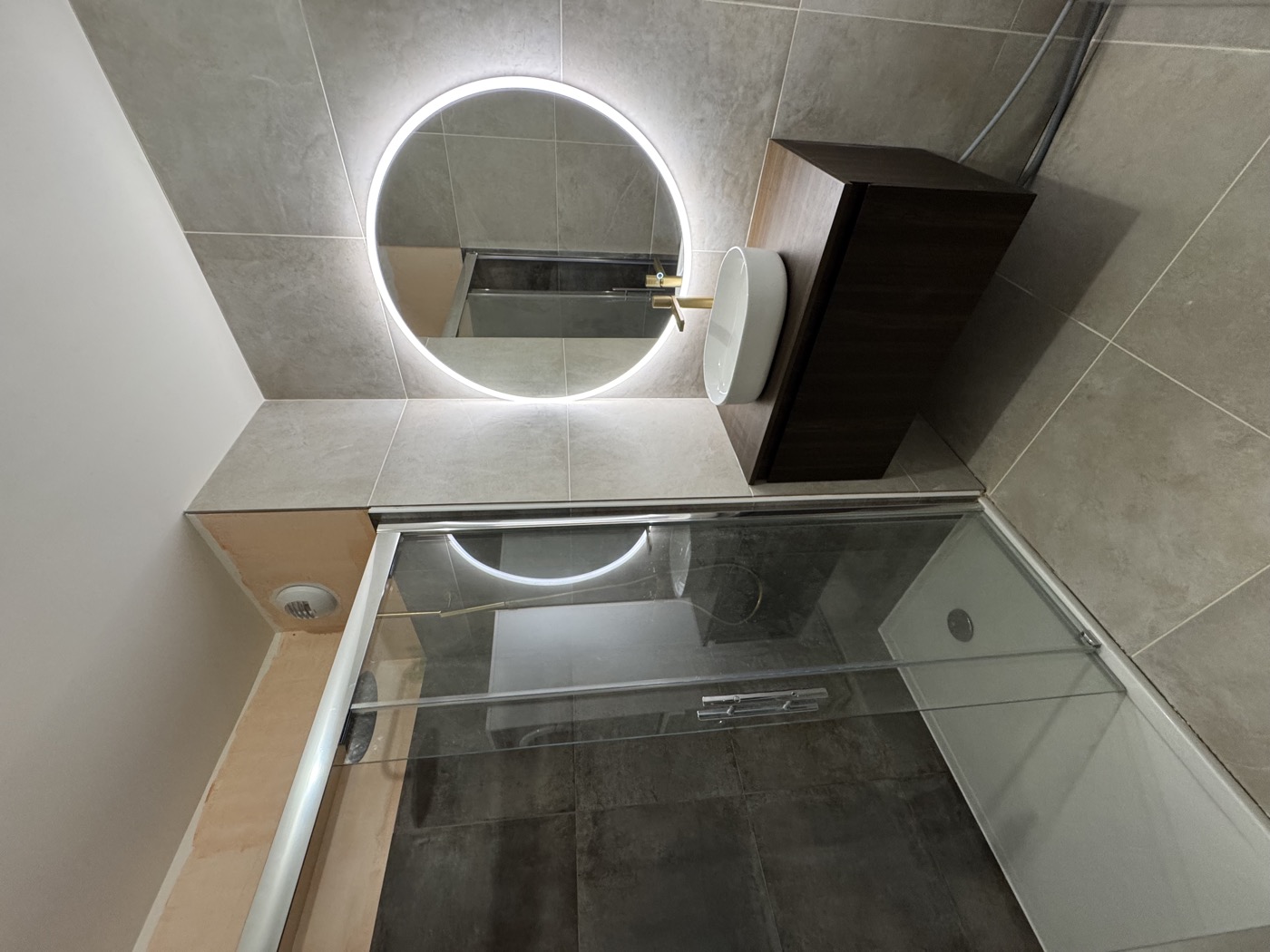 Salle de bain rénovée à Bordeaux par Peyo Renov' — carrelage et faïence